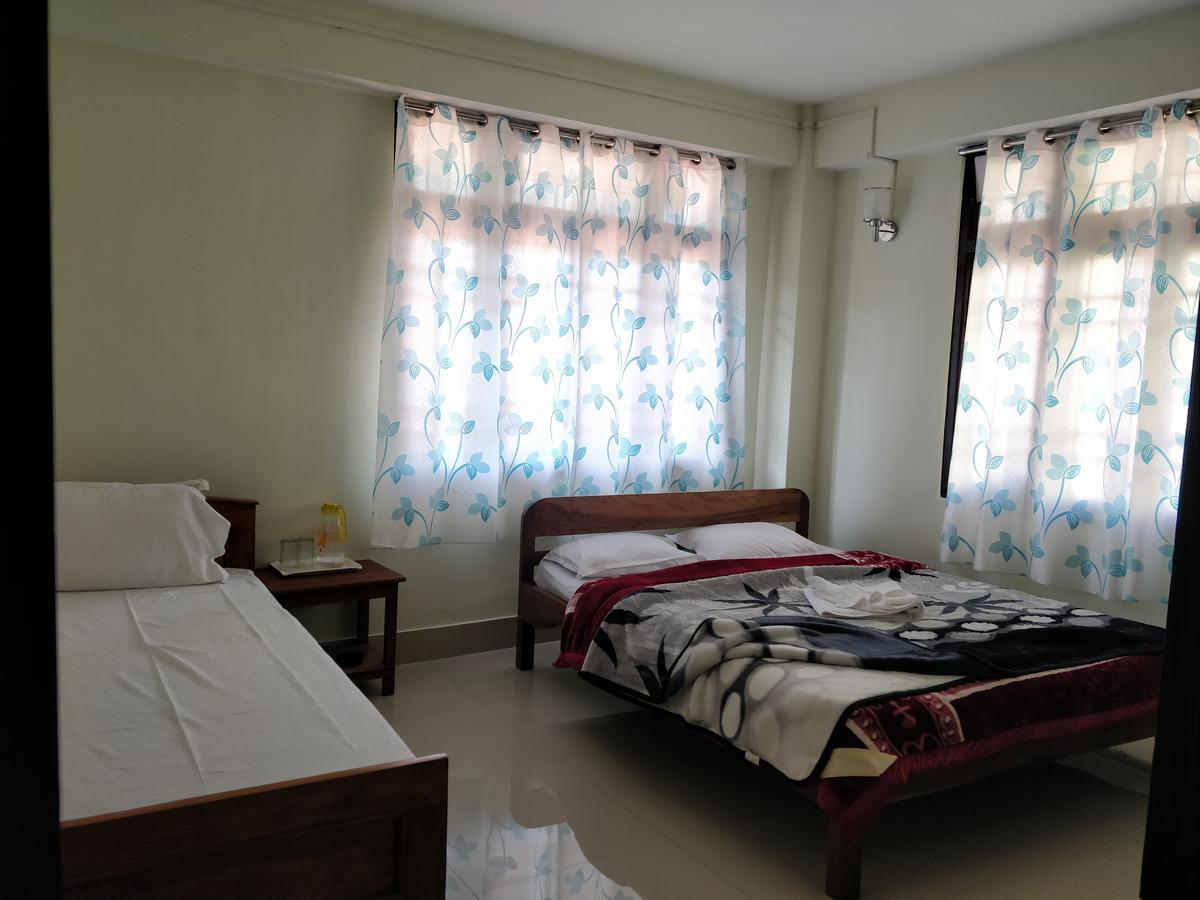 Hotel Pine Leaf Гангток Экстерьер фото